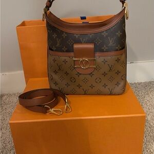 LOUIS VUITTON HOBO
DAUPHINE PM